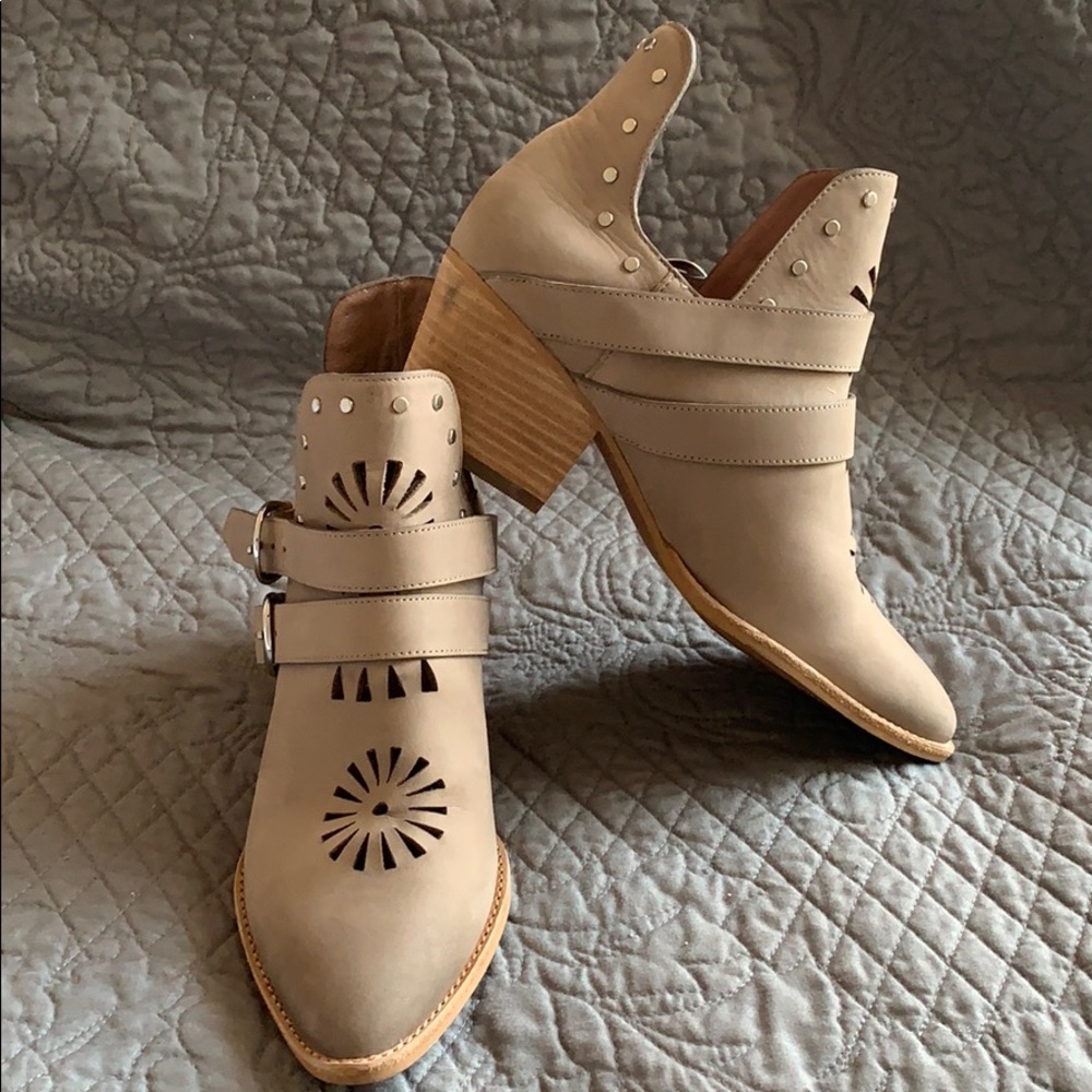 EUC Linea Paolo West Perforated Bootie- Mushroom